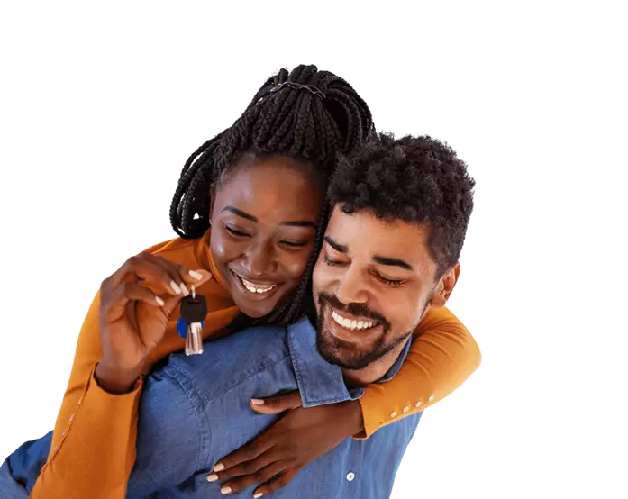 casal sorridente abraçados segurando molho de chaves